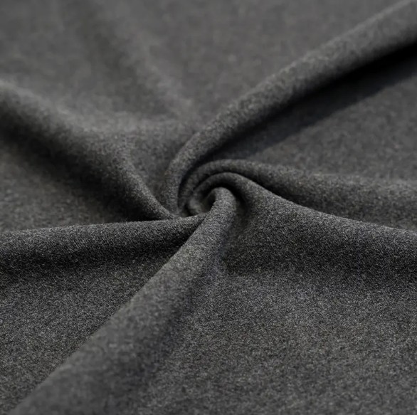 În comparație cu țesăturile obișnuite din fleece, care sunt avantajele acestei țesături termice?